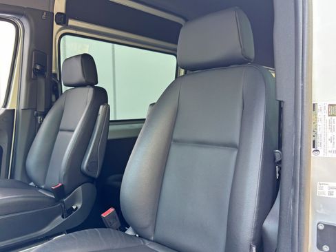 Used 2024 Mercedes-Benz Sprinter 2500 image 37