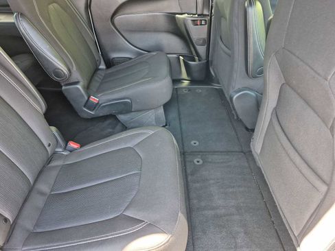 Used 2024 Chrysler Pacifica Touring FWD image 17