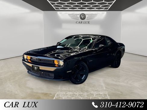Used 2015 Dodge Challenger SXT RWD image 1
