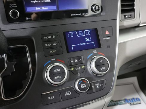 Used 2018 Toyota Sienna LE FWD image 32