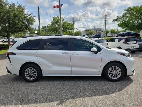 Certified 2025 Toyota Sienna XLE FWD image 7