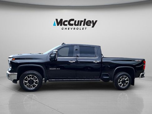 Used 2024 Chevrolet Silverado 3500 LTZ w/ LTZ Convenience Package AWD/4WD image 4