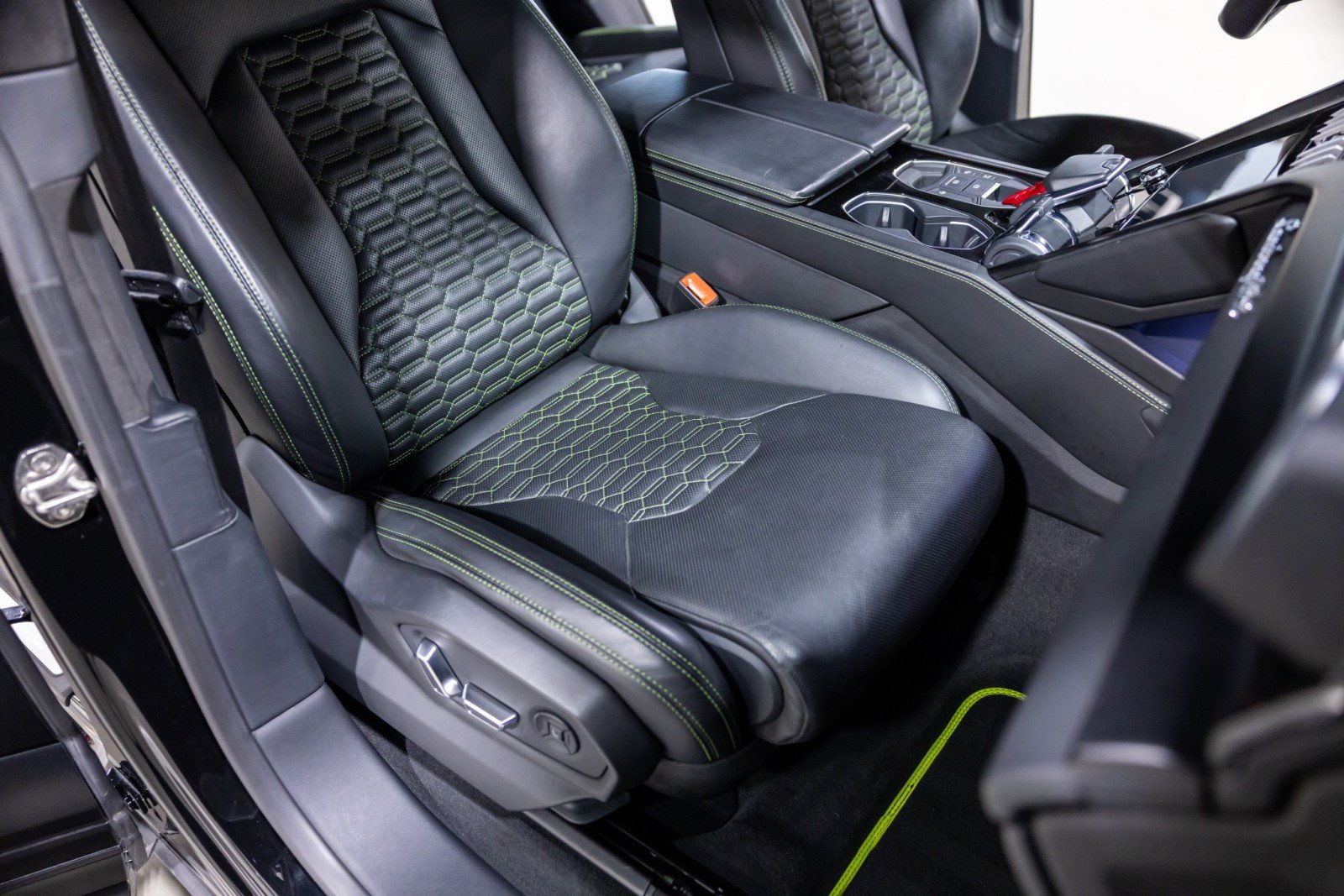 Used 2022 Lamborghini Urus AWD/4WD image 30