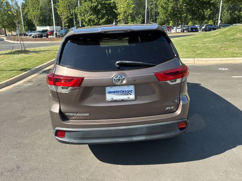 Used 2019 Toyota Highlander XLE FWD image 11