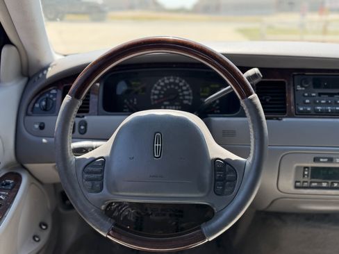 Used 2002 Lincoln Town Car Signature RWD image 13