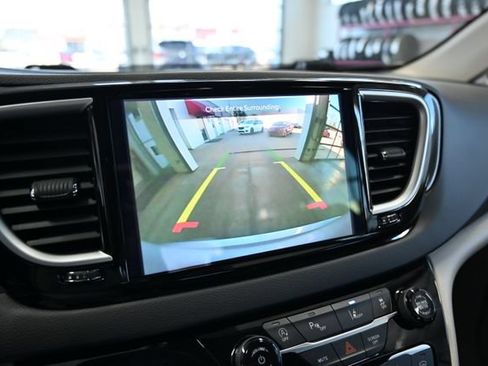 Used 2024 Chrysler Pacifica Touring-L FWD image 18