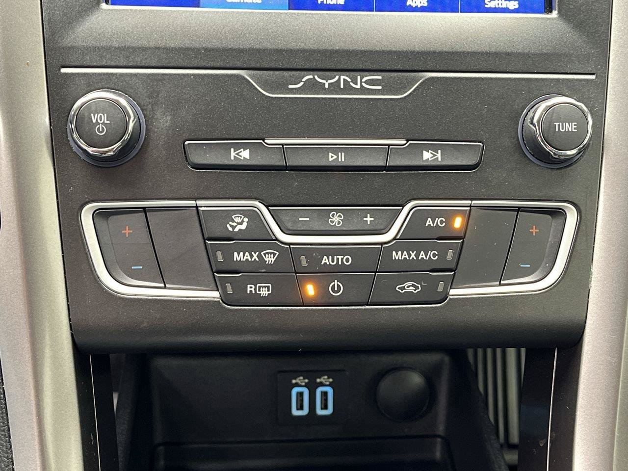 Used 2020 Ford Fusion SE FWD image 21