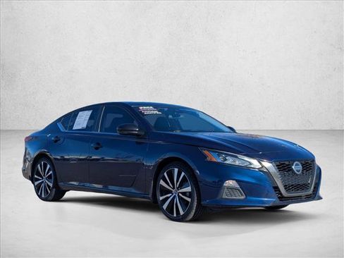 Used 2021 Nissan Altima 2.5 SR w/ SR Premium Package image 3