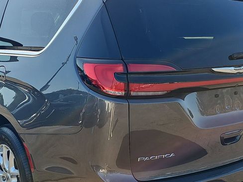 Used 2023 Chrysler Pacifica Touring-L image 37