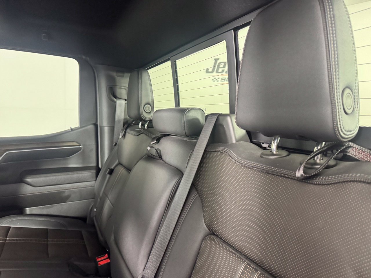 Used 2024 Chevrolet Silverado 1500 High Country w/ High Country Premium Package AWD/4WD image 32