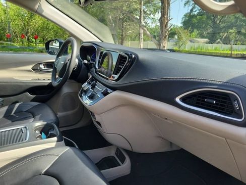 Used 2024 Chrysler Pacifica Limited FWD image 34