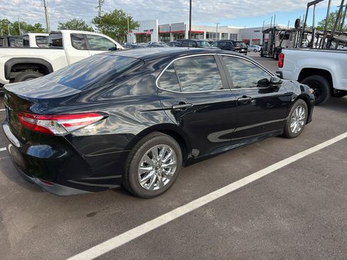 Used 2018 Toyota Camry LE image 4