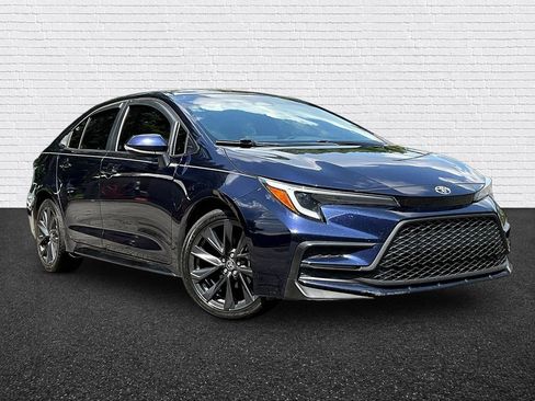 Used 2023 Toyota Corolla SE FWD image 3