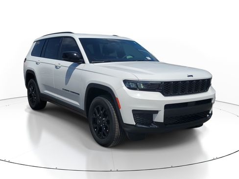 Used 2024 Jeep Grand Cherokee L Altitude RWD image 2