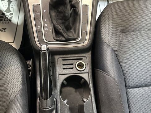 Used 2017 Volkswagen Golf S image 33