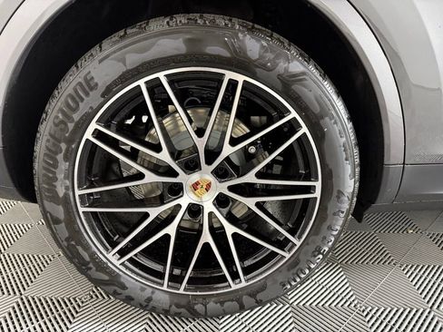New 2025 Porsche Cayenne Coupe image 13