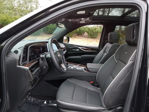 Used 2024 Cadillac Escalade Premium Luxury image 10