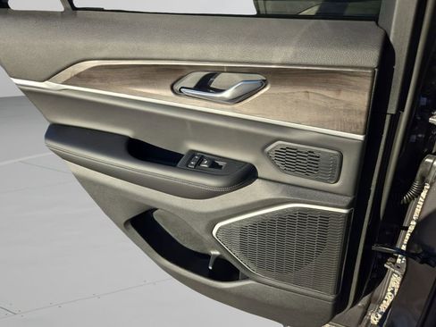 New 2026 Jeep Grand Cherokee Limited AWD/4WD image 17