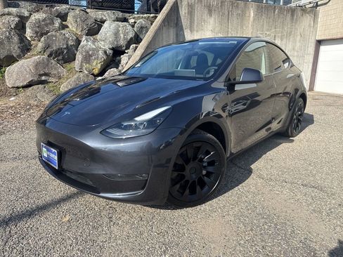 Used 2024 Tesla Model Y Long Range AWD/4WD image 2