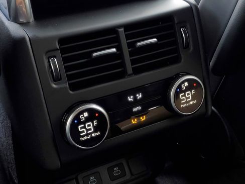 Used 2025 Land Rover Discovery Dynamic SE image 36