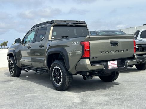 Certified 2025 Toyota Tacoma TRD Off-Road AWD/4WD image 5