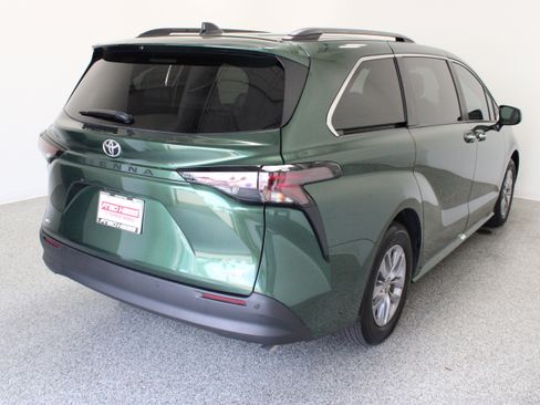 Used 2026 Toyota Sienna XLE FWD image 7