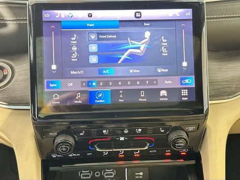 Used 2023 Jeep Grand Cherokee L Limited w/ Luxury Tech Group II AWD/4WD image 15