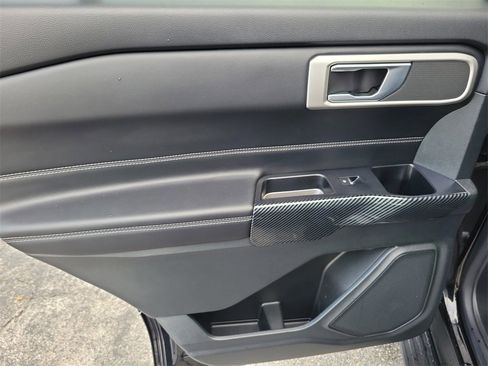 Used 2022 Ford Explorer XLT image 10