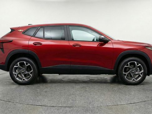 Used 2025 Chevrolet Trax LT FWD image 11