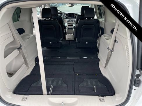 Used 2023 Chrysler Pacifica Touring-L FWD image 30