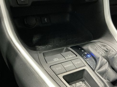 Used 2021 Toyota RAV4 XLE w/ Convenience Package image 7