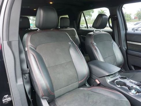 Used 2018 Ford Explorer XLT w/ Equipment Group 202A FWD image 2