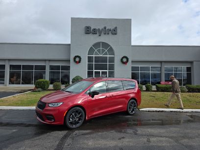 New 2026 Chrysler Pacifica Select w/ S Appearance Package