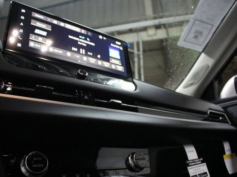 New 2025 Mitsubishi Outlander SE image 12