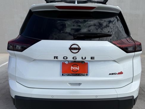 Used 2025 Nissan Rogue SV image 4
