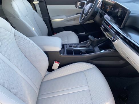 Certified 2025 Kia Sorento S FWD image 10