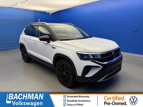 Certified 2024 Volkswagen Taos SE AWD/4WD image 1