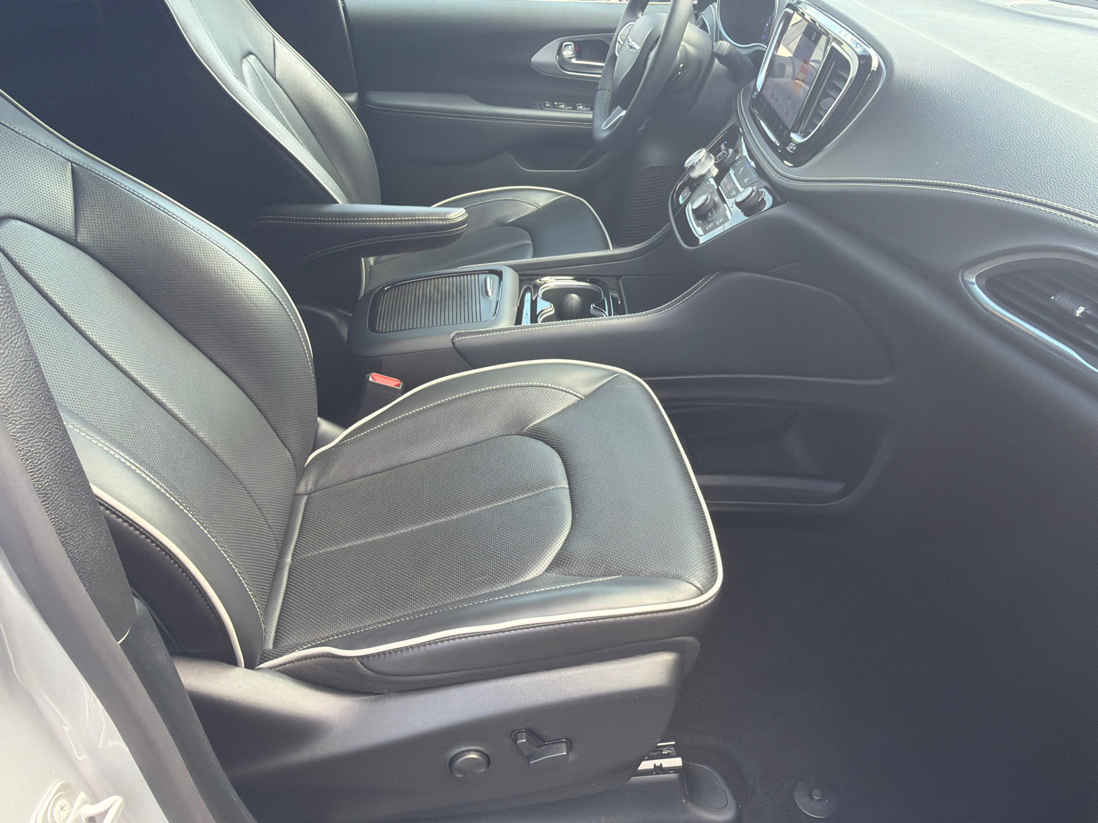 Used 2026 Chrysler Pacifica Limited FWD image 14