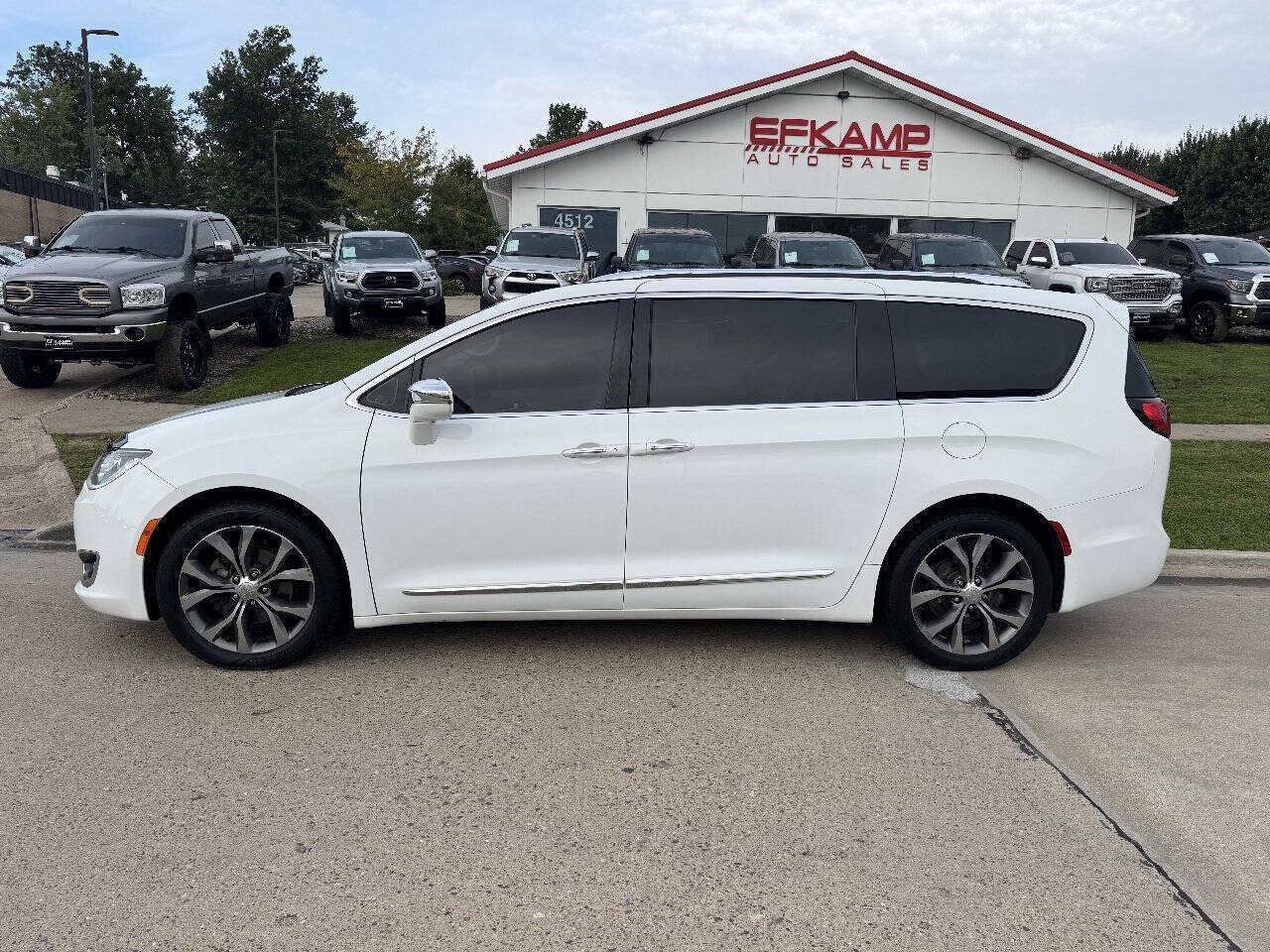 Used 2017 Chrysler Pacifica Limited w/ Tire & Wheel Group FWD image 2