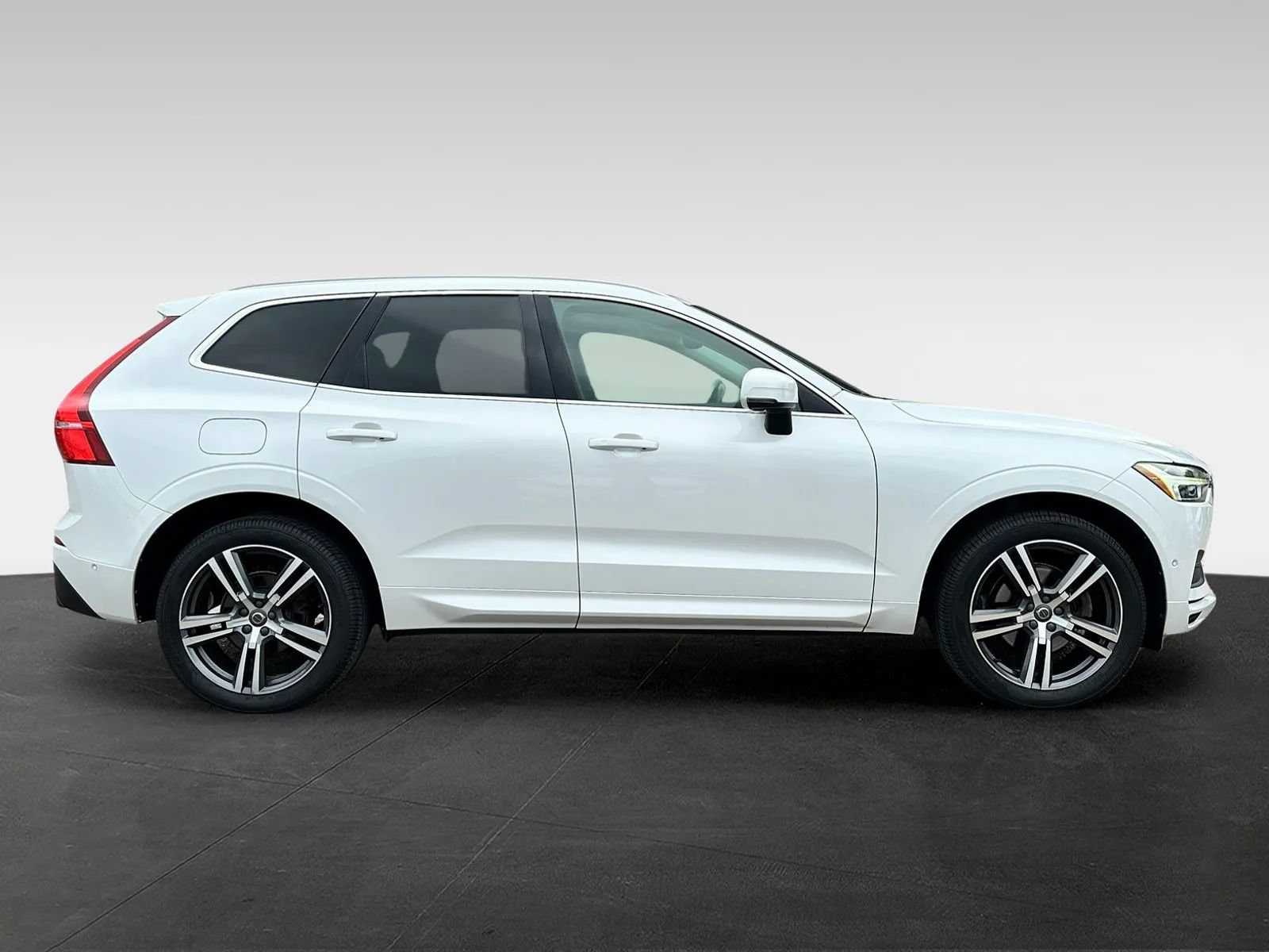 Used 2018 Volvo XC60 T5 Momentum w/ Vision Package AWD/4WD image 8