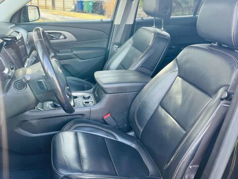 Used 2021 Chevrolet Traverse LT w/ LT Premium Package image 9