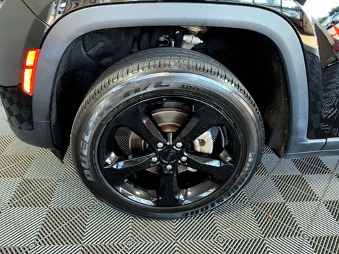Used 2023 Jeep Grand Cherokee Altitude AWD/4WD image 12