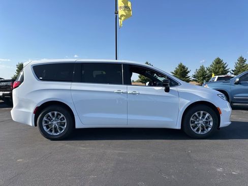 New 2026 Chrysler Pacifica Select image 4