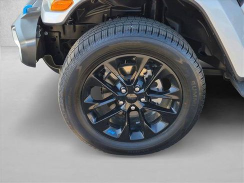 Used 2022 Jeep Wrangler Unlimited Sahara w/ Cold Weather Group AWD/4WD image 9