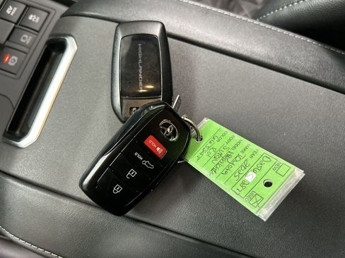 Used 2025 Toyota Highlander XLE image 12