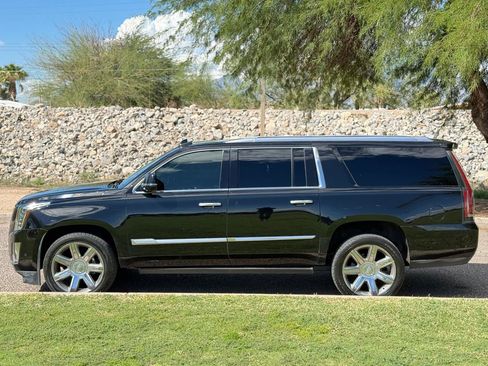 Used 2019 Cadillac Escalade ESV Luxury RWD image 2