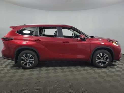 Used 2025 Toyota Highlander XLE FWD image 13