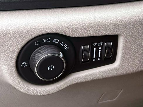 Certified 2023 Chrysler Pacifica Touring-L FWD image 18