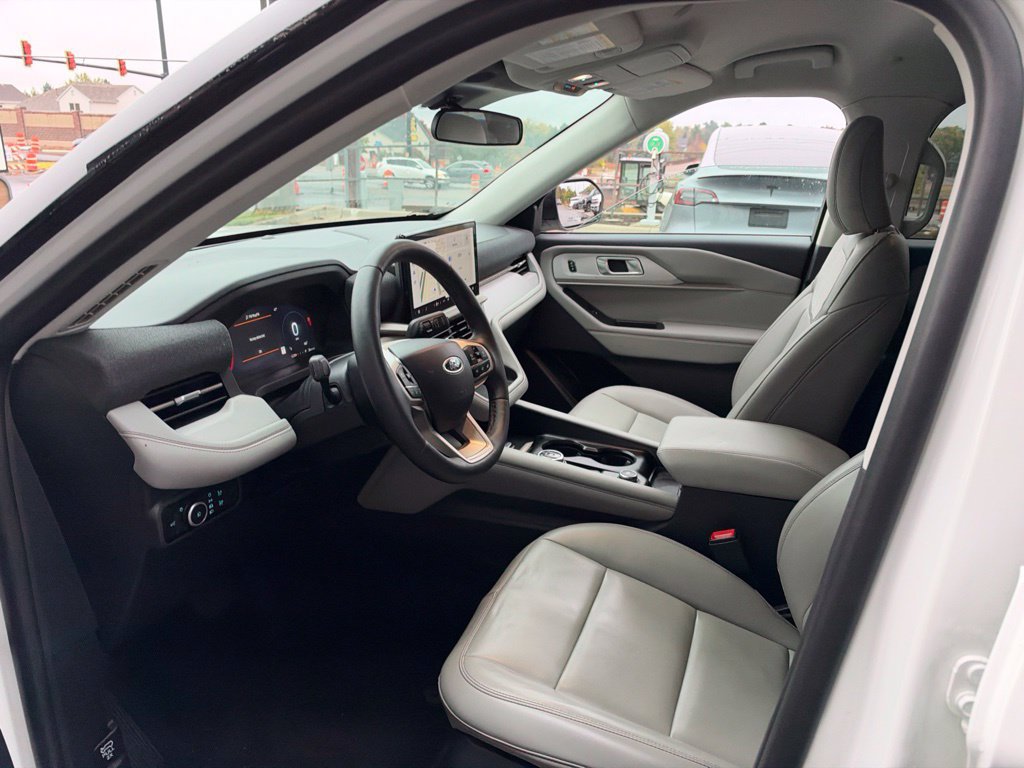 Used 2025 Ford Explorer Active w/ Active Comfort Package AWD/4WD image 9