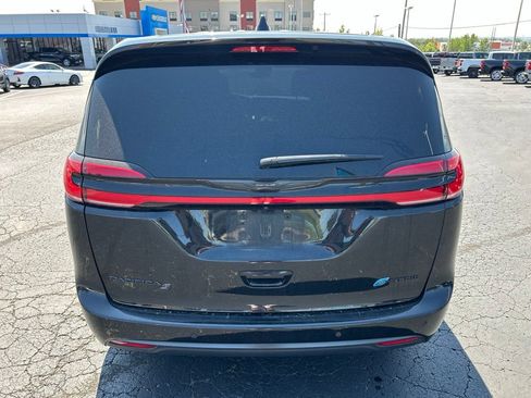 Used 2022 Chrysler Pacifica Limited w/ S Appearance Package FWD image 6